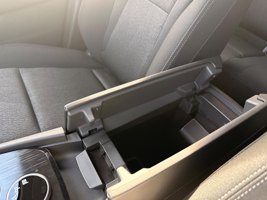 Nissan Rogue Vehicle Full-screen Gallery Image 04