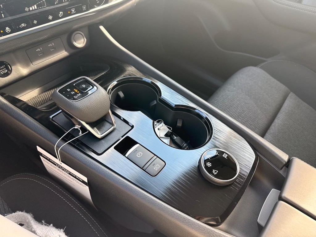 Nissan Rogue Vehicle Full-screen Gallery Image 06