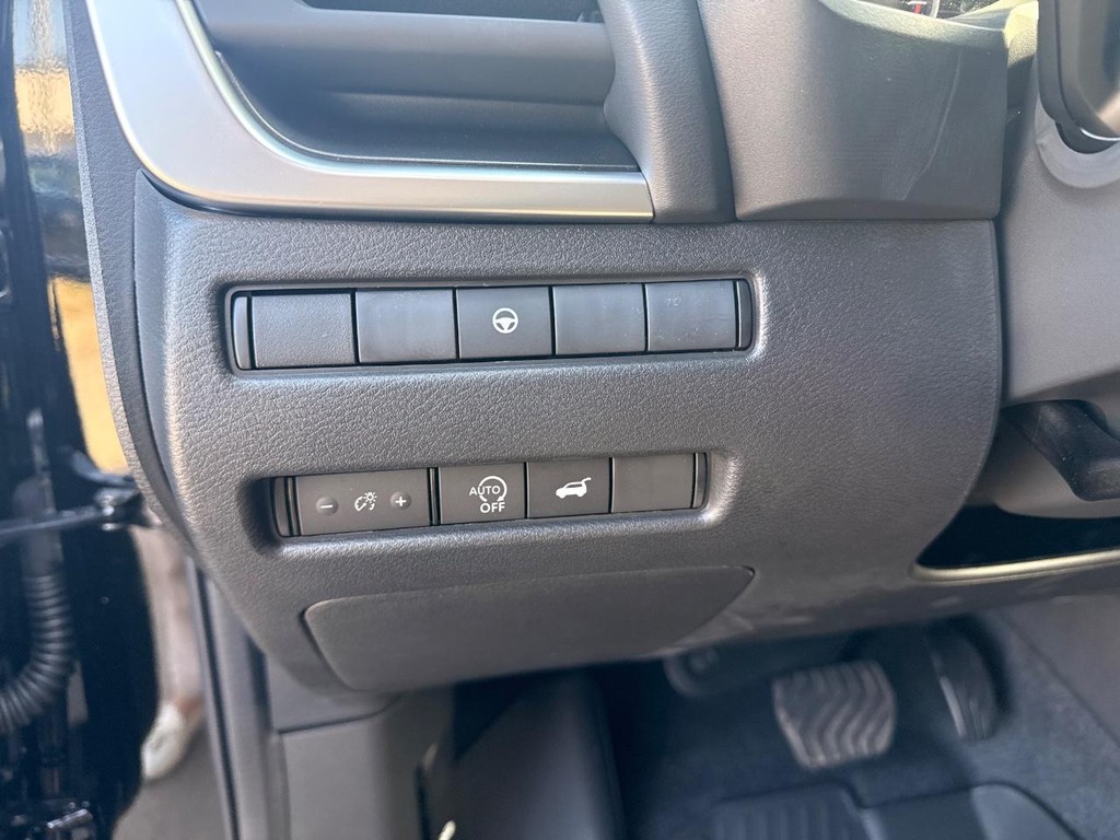 Nissan Rogue Vehicle Full-screen Gallery Image 12