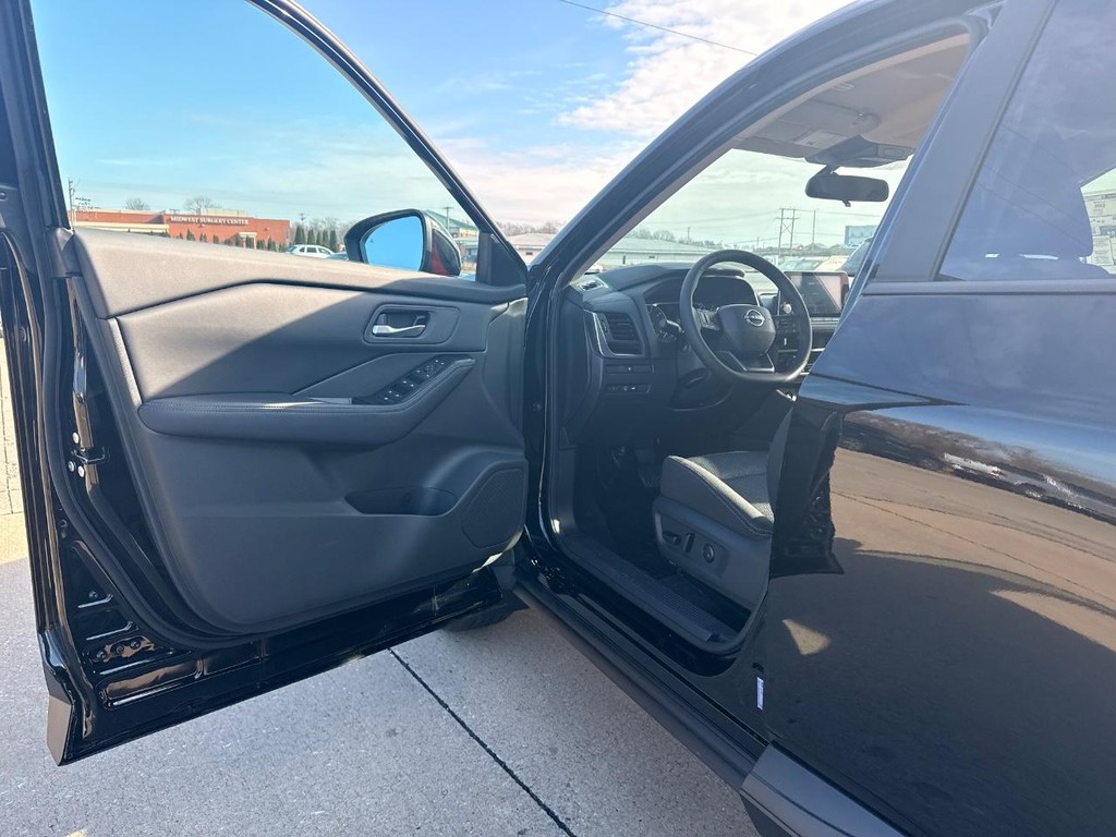 Nissan Rogue Vehicle Full-screen Gallery Image 14