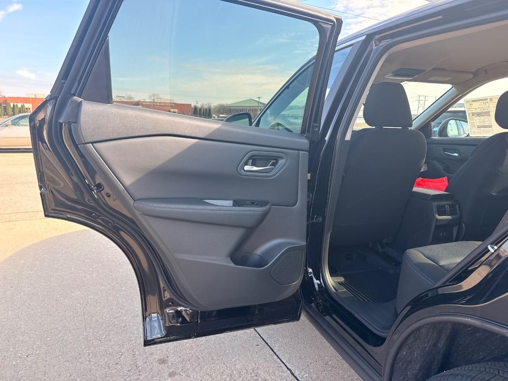 Nissan Rogue Vehicle Full-screen Gallery Image 15