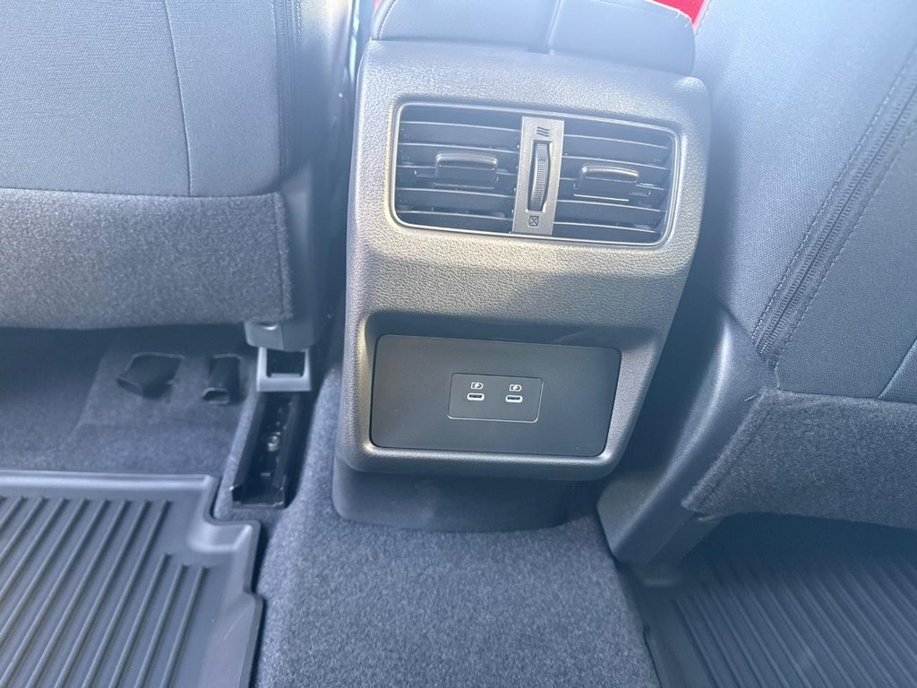 Nissan Rogue Vehicle Full-screen Gallery Image 16