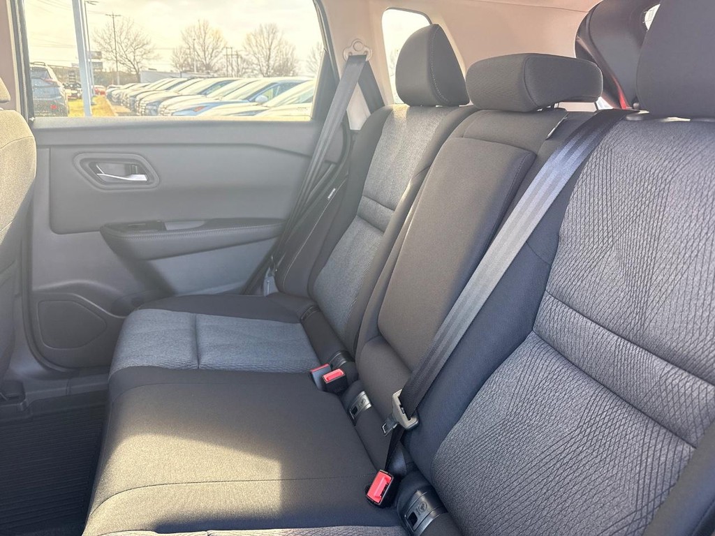 Nissan Rogue Vehicle Full-screen Gallery Image 18