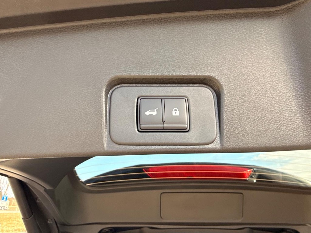 Nissan Rogue Vehicle Full-screen Gallery Image 19