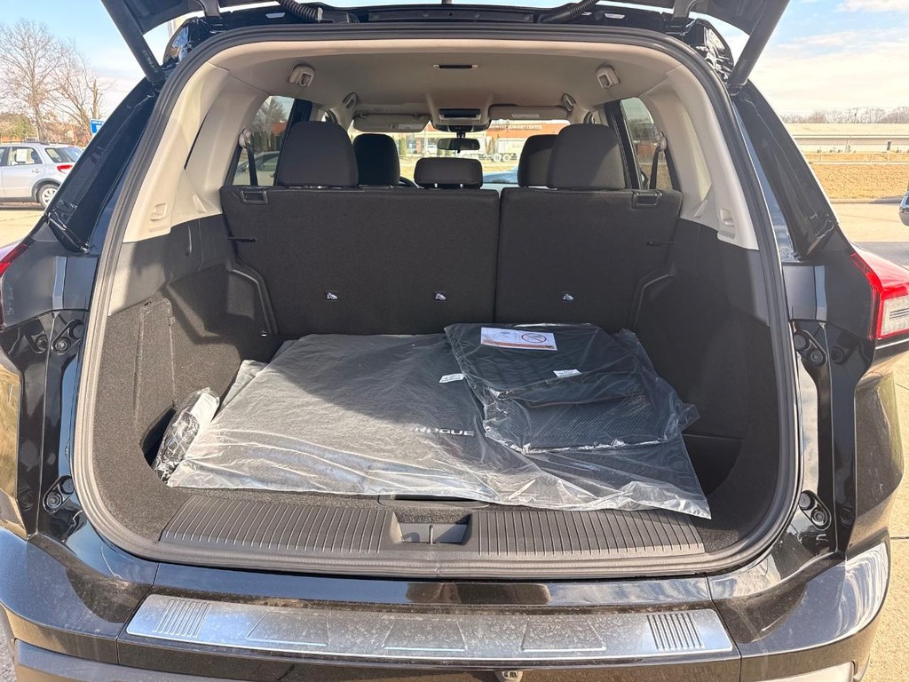 Nissan Rogue Vehicle Full-screen Gallery Image 20