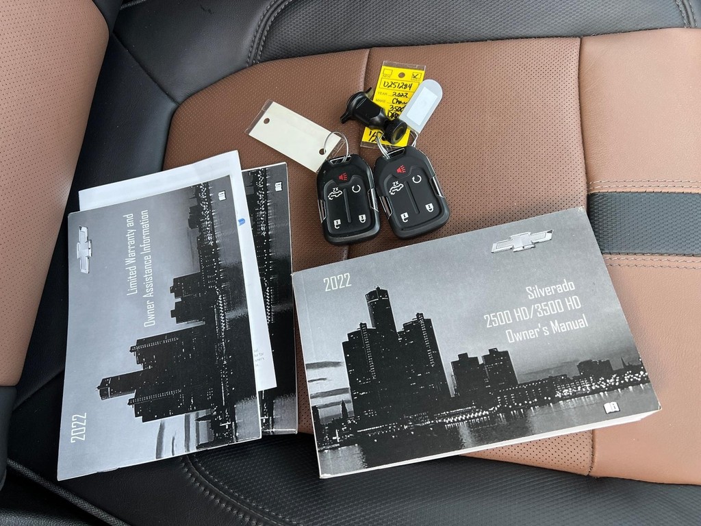 Chevrolet Silverado 3500HD Vehicle Full-screen Gallery Image 03