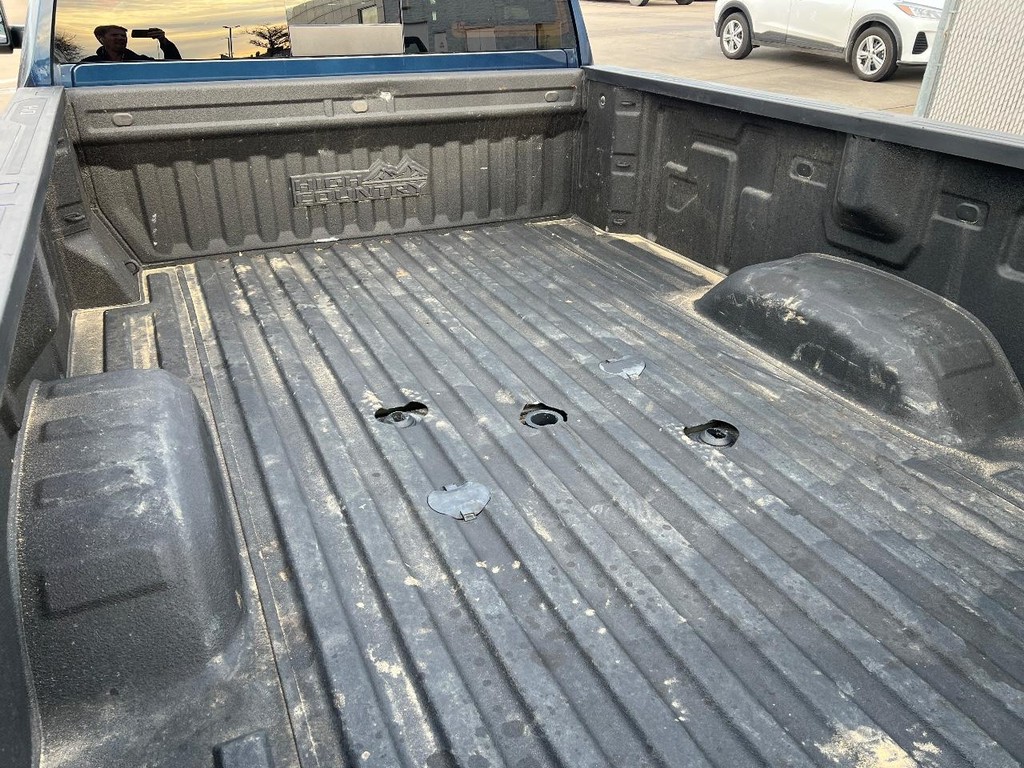 Chevrolet Silverado 3500HD Vehicle Full-screen Gallery Image 05