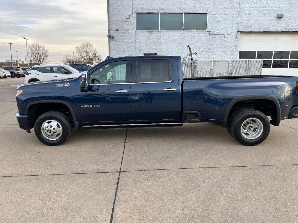 Chevrolet Silverado 3500HD Vehicle Full-screen Gallery Image 12
