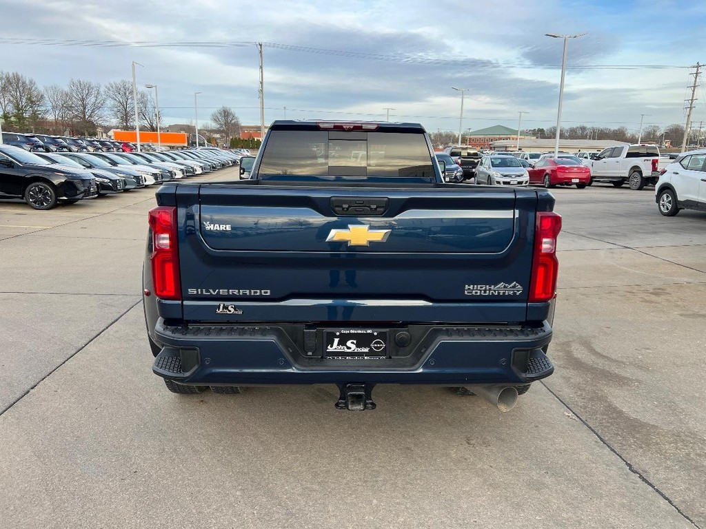 Chevrolet Silverado 3500HD Vehicle Full-screen Gallery Image 13