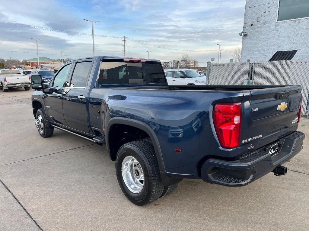 Chevrolet Silverado 3500HD Vehicle Full-screen Gallery Image 14