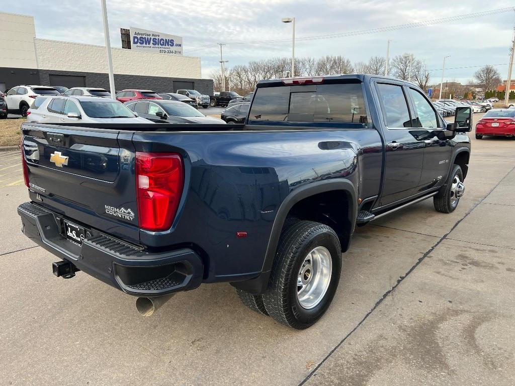 Chevrolet Silverado 3500HD Vehicle Full-screen Gallery Image 15