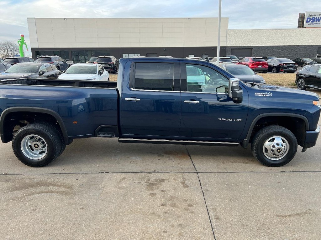 Chevrolet Silverado 3500HD Vehicle Full-screen Gallery Image 16
