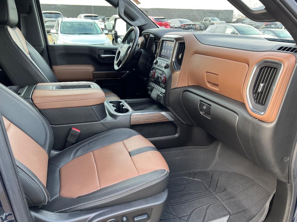 Chevrolet Silverado 3500HD Vehicle Full-screen Gallery Image 17