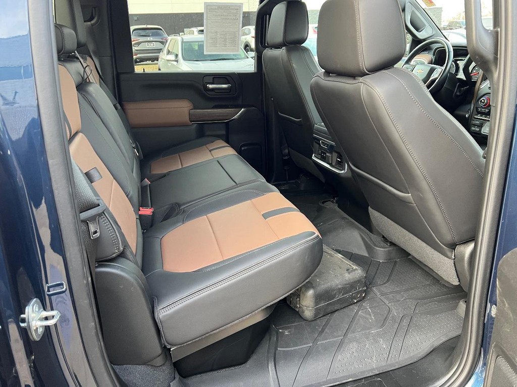 Chevrolet Silverado 3500HD Vehicle Full-screen Gallery Image 18