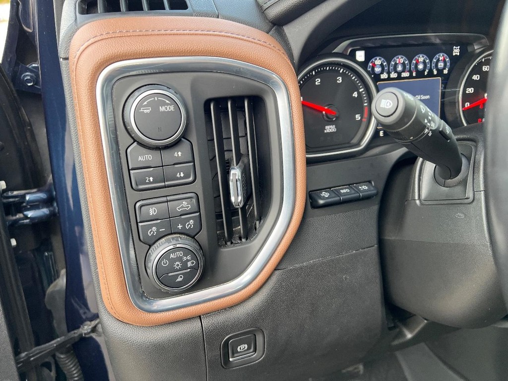 Chevrolet Silverado 3500HD Vehicle Full-screen Gallery Image 24