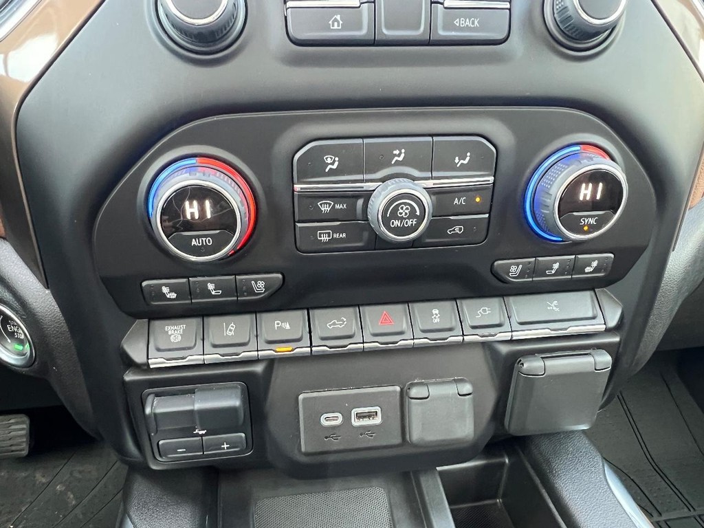 Chevrolet Silverado 3500HD Vehicle Full-screen Gallery Image 31