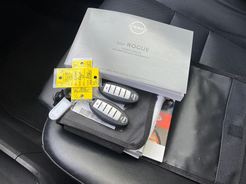 Nissan Rogue Vehicle Full-screen Gallery Image 03