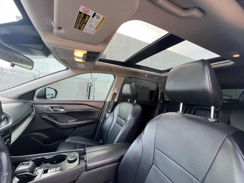 Nissan Rogue Vehicle Full-screen Gallery Image 04