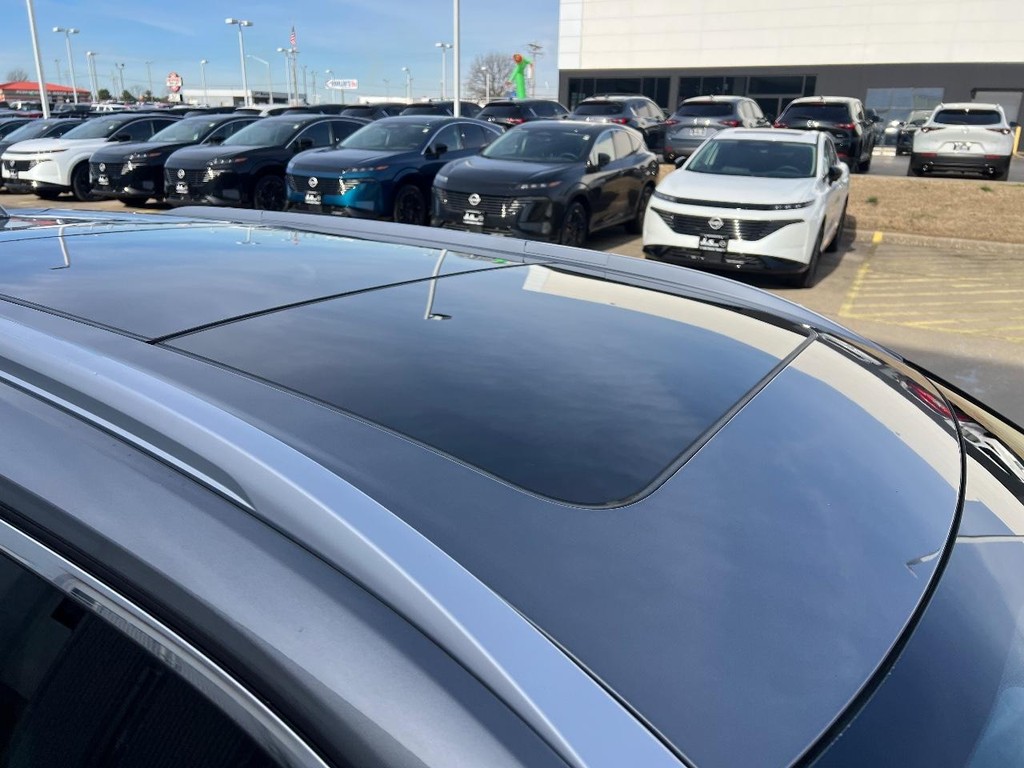 Nissan Rogue Vehicle Full-screen Gallery Image 12