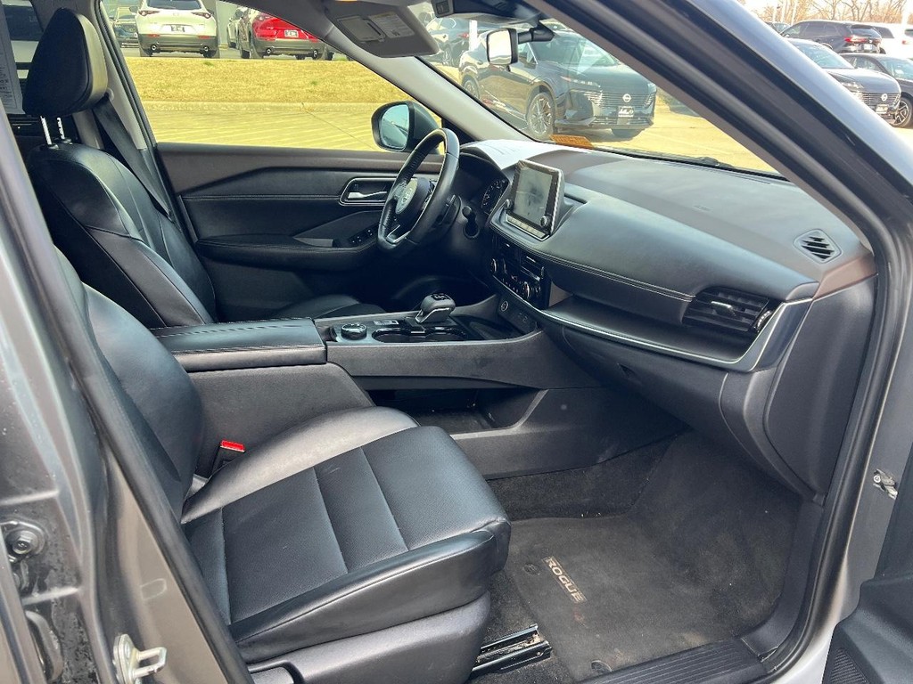 Nissan Rogue Vehicle Full-screen Gallery Image 13