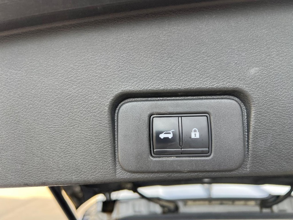 Nissan Rogue Vehicle Full-screen Gallery Image 16