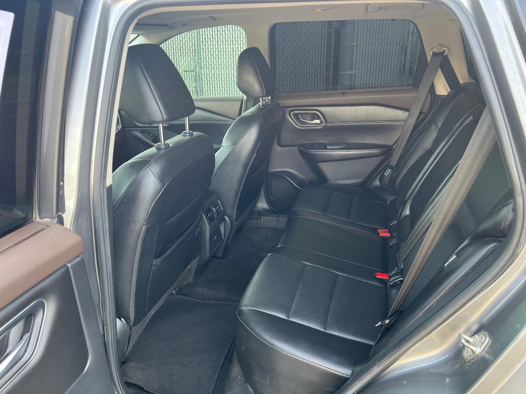 Nissan Rogue Vehicle Full-screen Gallery Image 17