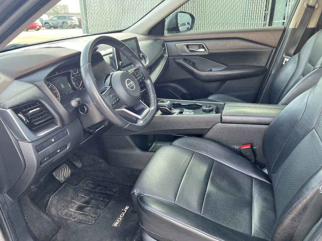 Nissan Rogue Vehicle Full-screen Gallery Image 18