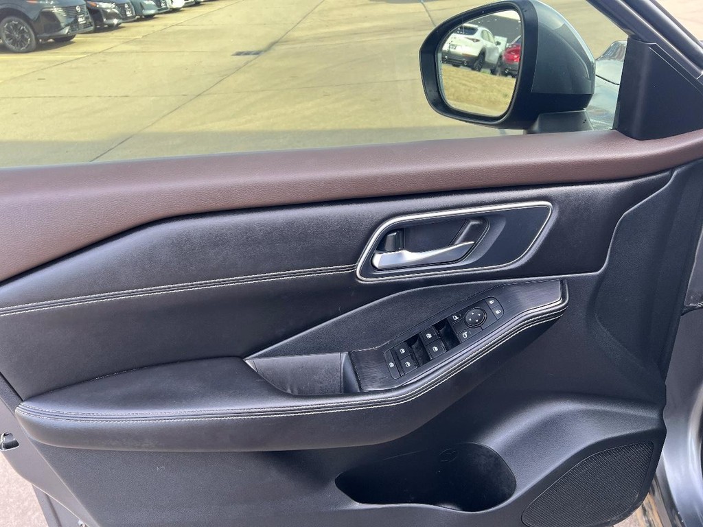 Nissan Rogue Vehicle Full-screen Gallery Image 20