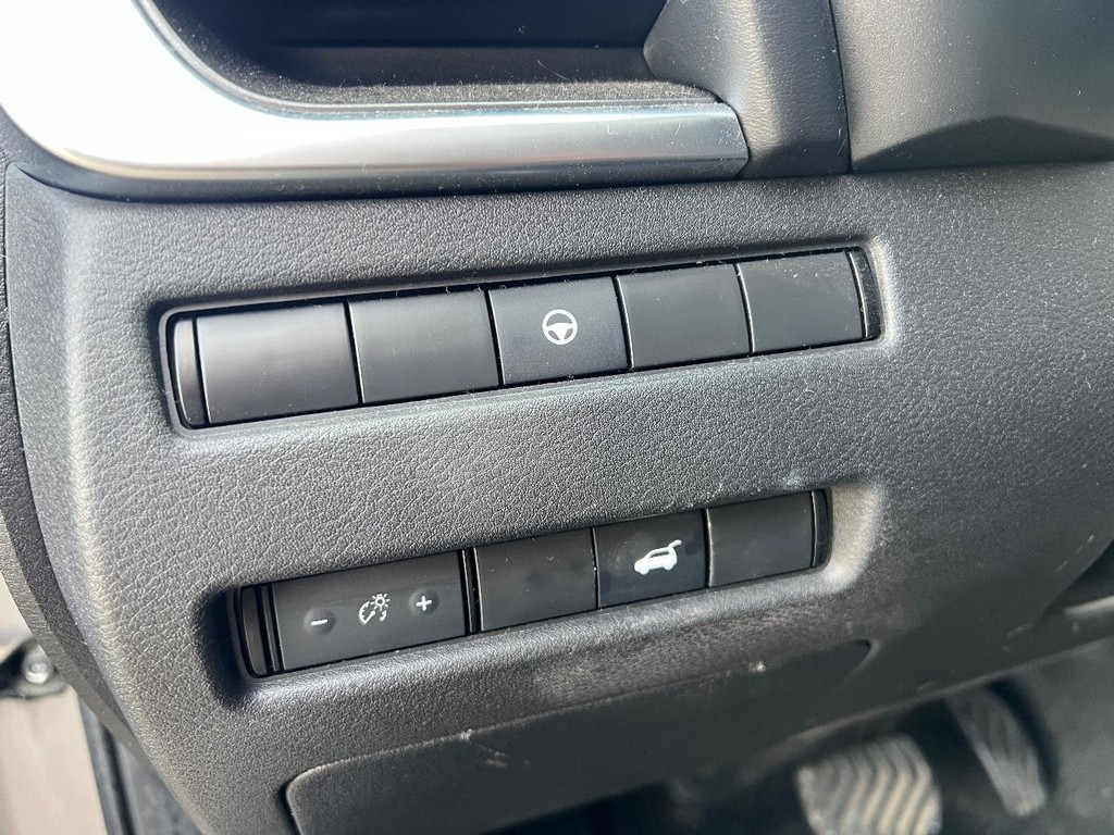 Nissan Rogue Vehicle Full-screen Gallery Image 21