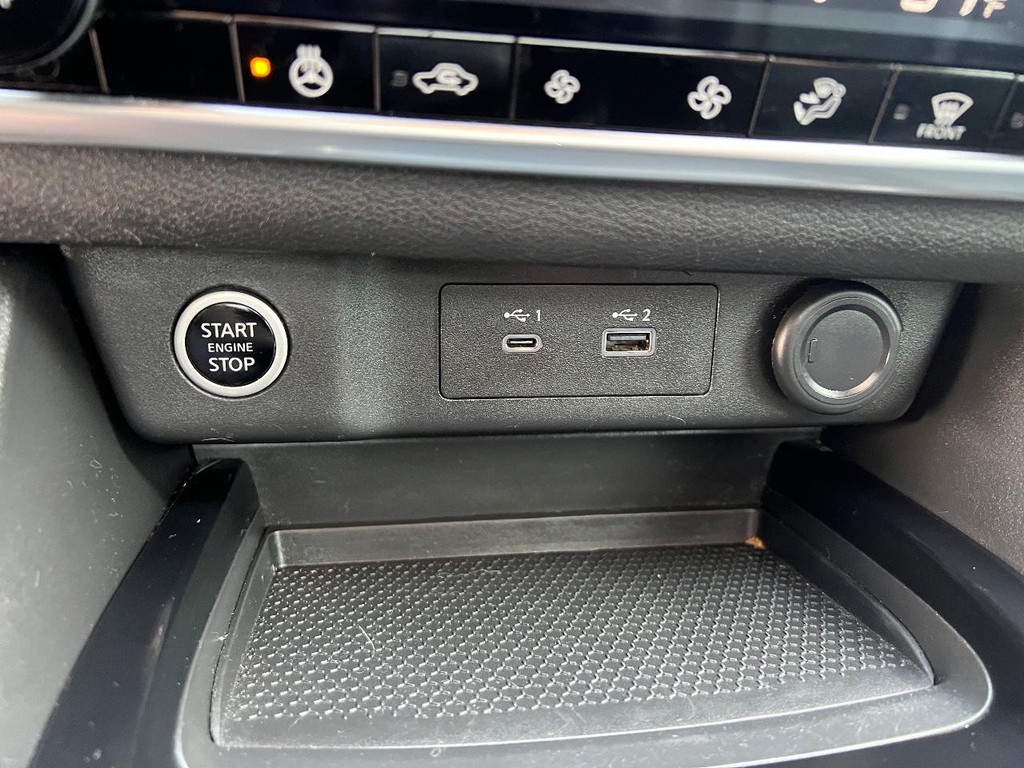 Nissan Rogue Vehicle Full-screen Gallery Image 26