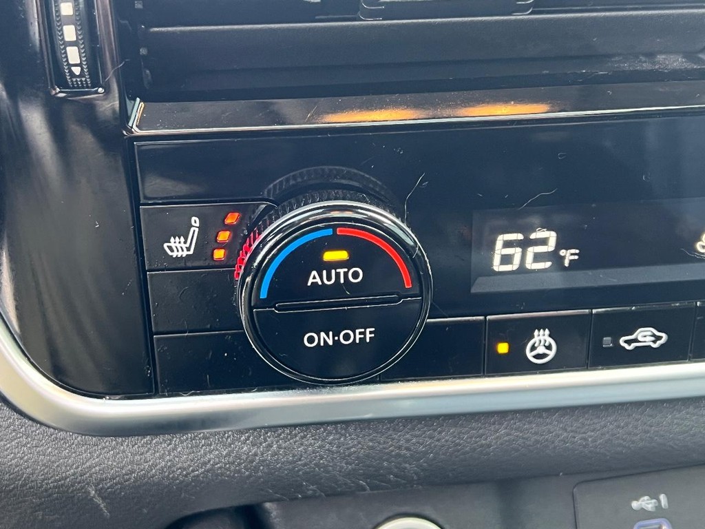 Nissan Rogue Vehicle Full-screen Gallery Image 27