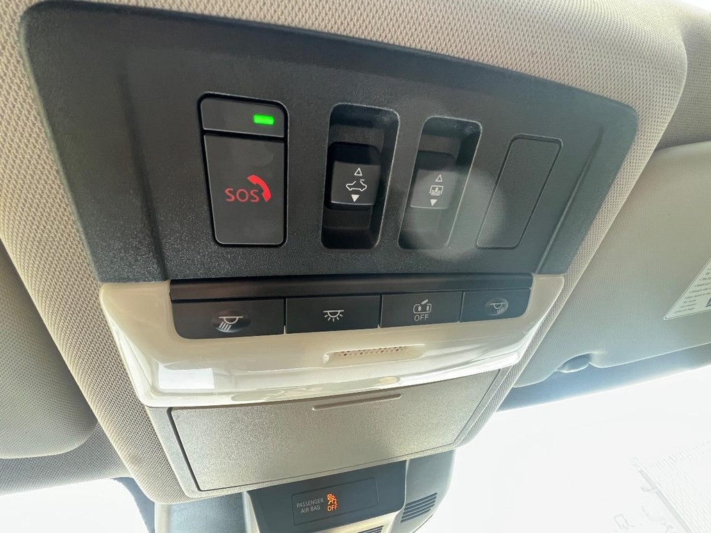 Nissan Rogue Vehicle Full-screen Gallery Image 32