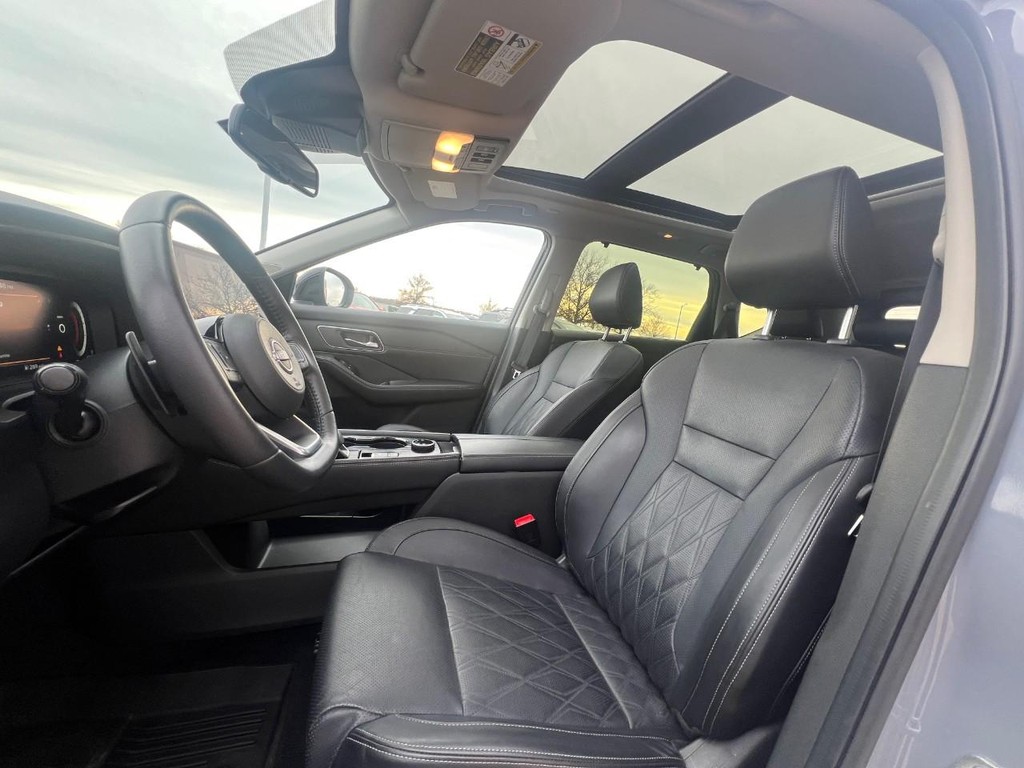 Nissan Rogue Vehicle Full-screen Gallery Image 03
