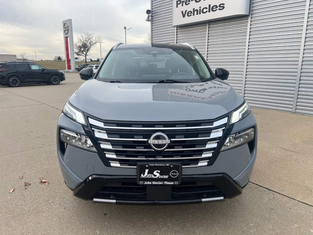 Nissan Rogue Vehicle Full-screen Gallery Image 04