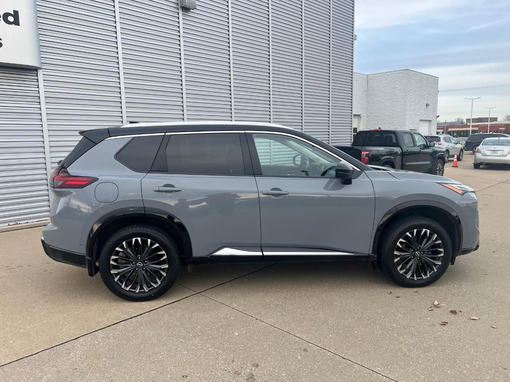 Nissan Rogue Vehicle Full-screen Gallery Image 10