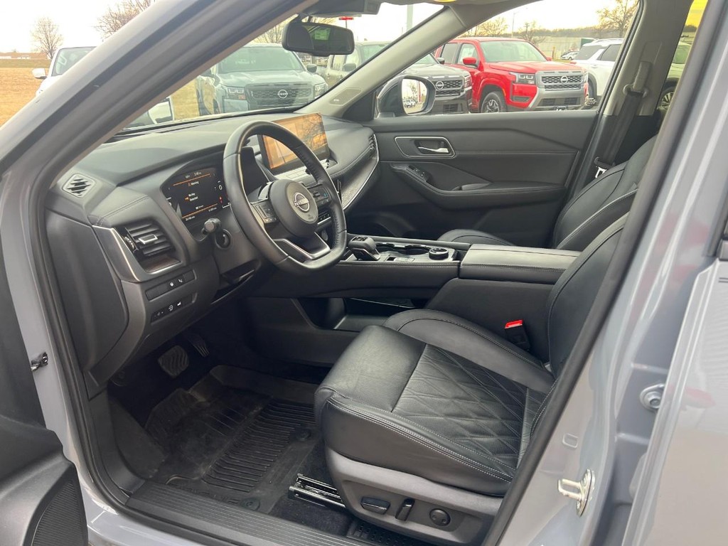 Nissan Rogue Vehicle Full-screen Gallery Image 12