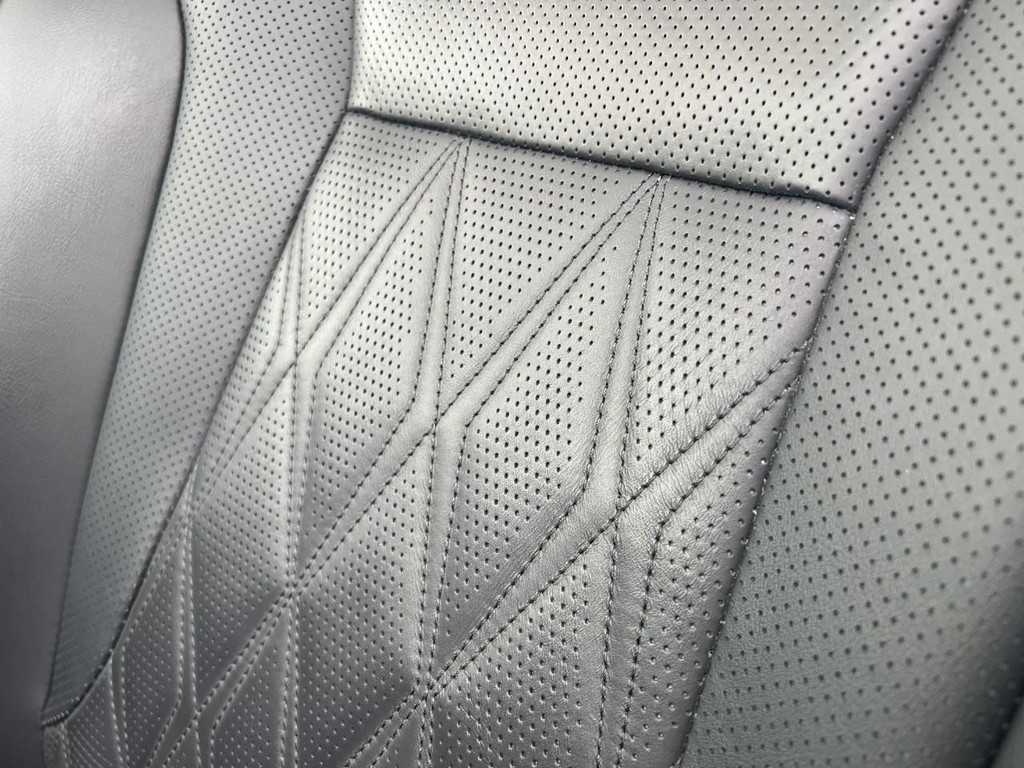 Nissan Rogue Vehicle Full-screen Gallery Image 13