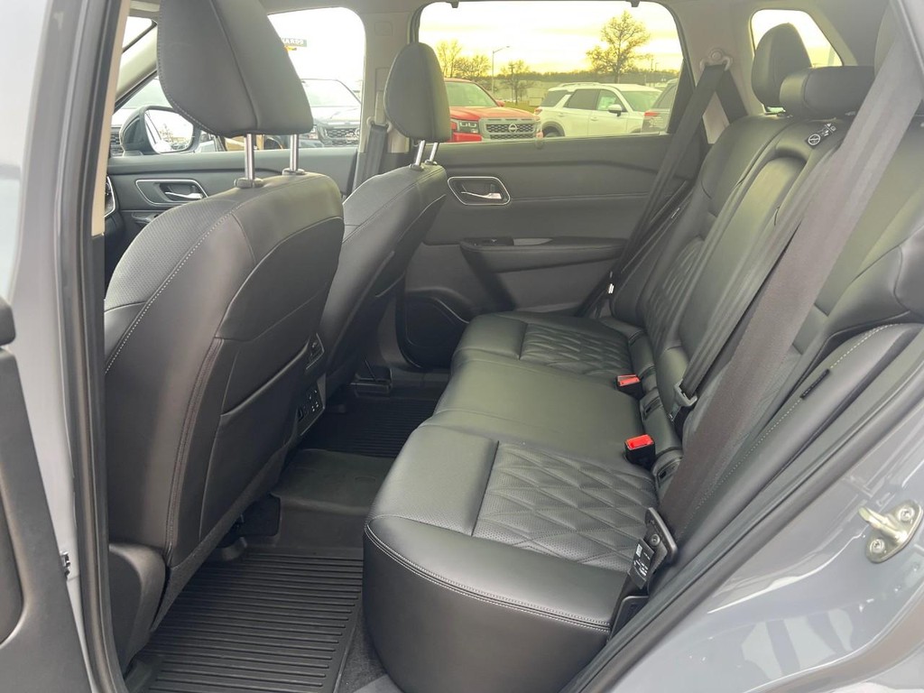 Nissan Rogue Vehicle Full-screen Gallery Image 14