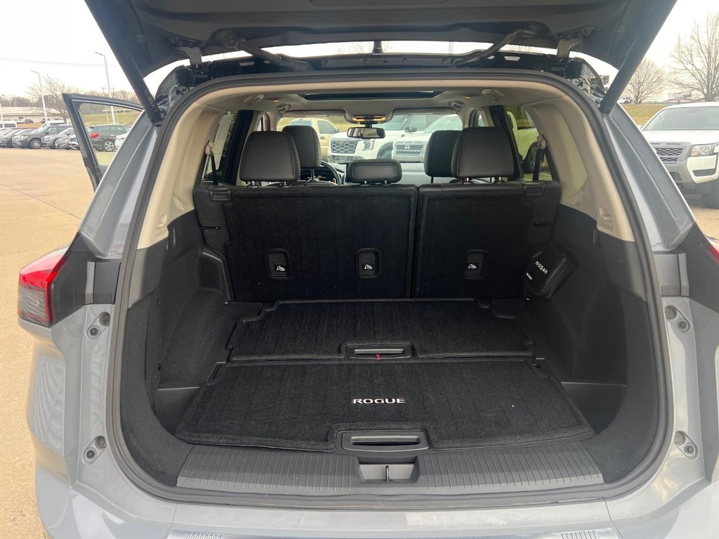 Nissan Rogue Vehicle Full-screen Gallery Image 15