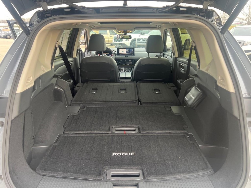 Nissan Rogue Vehicle Full-screen Gallery Image 17