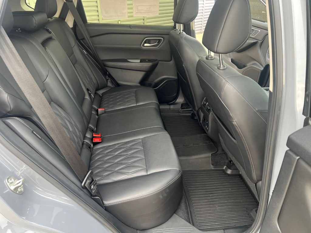 Nissan Rogue Vehicle Full-screen Gallery Image 18