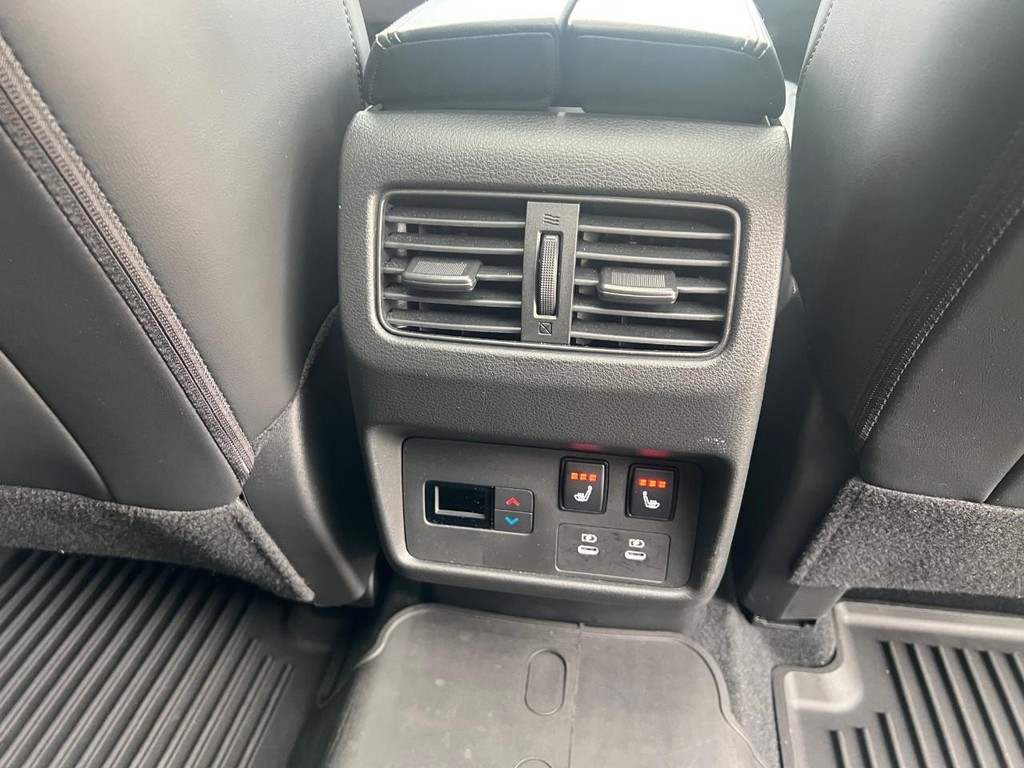 Nissan Rogue Vehicle Full-screen Gallery Image 19