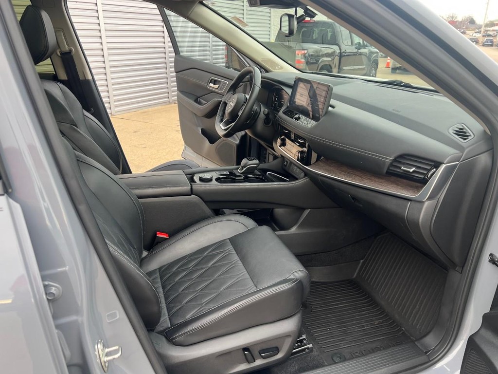 Nissan Rogue Vehicle Full-screen Gallery Image 20