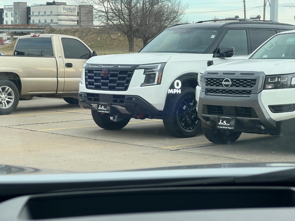 Nissan Rogue Vehicle Full-screen Gallery Image 23