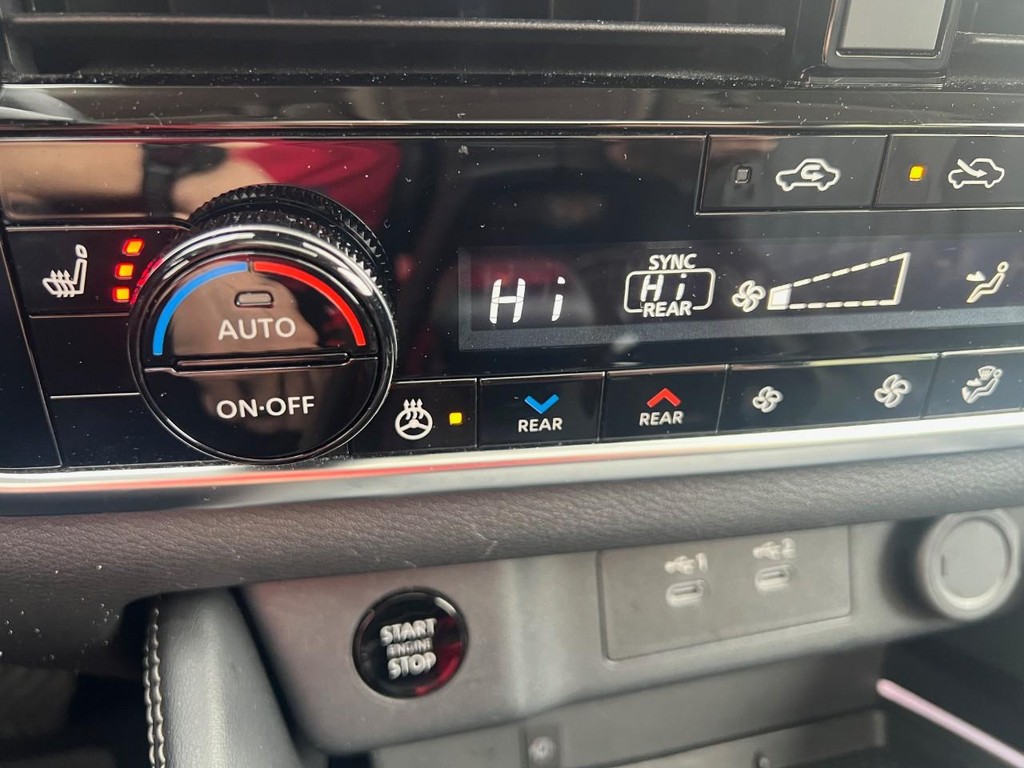 Nissan Rogue Vehicle Full-screen Gallery Image 26