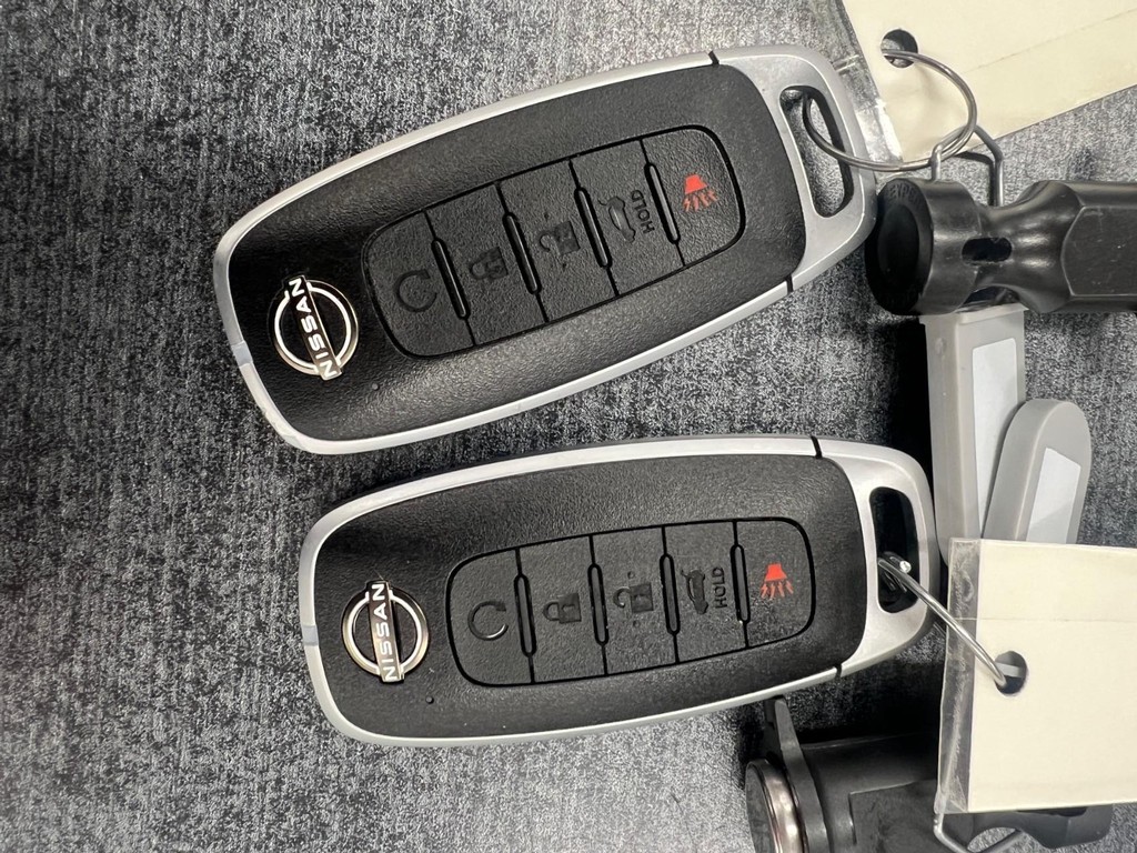 Nissan Rogue Vehicle Full-screen Gallery Image 28