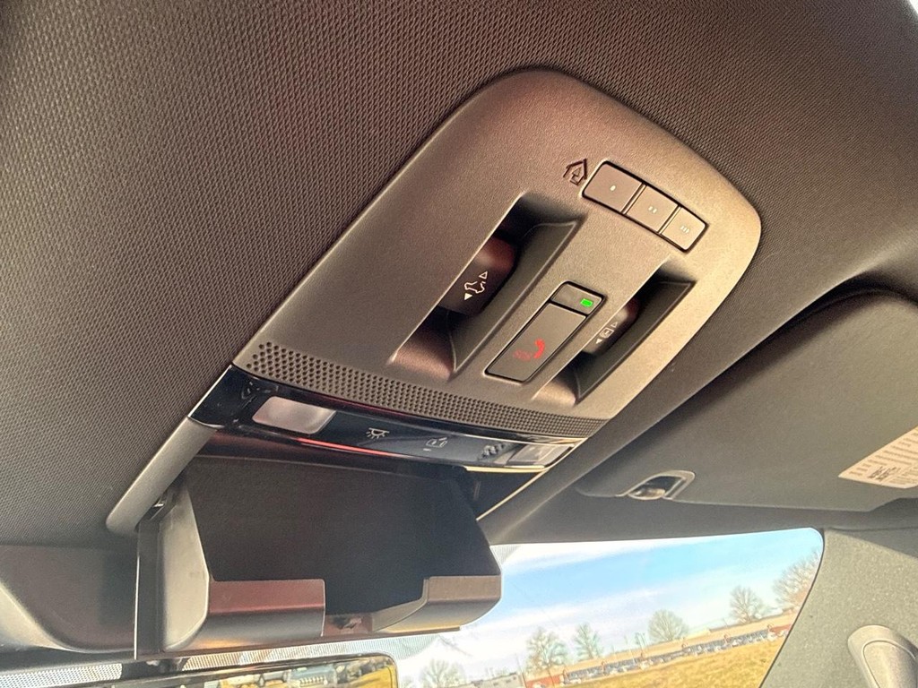 Nissan Armada Vehicle Full-screen Gallery Image 04