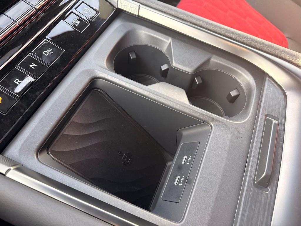 Nissan Armada Vehicle Full-screen Gallery Image 10