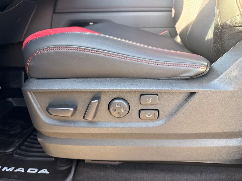 Nissan Armada Vehicle Full-screen Gallery Image 20