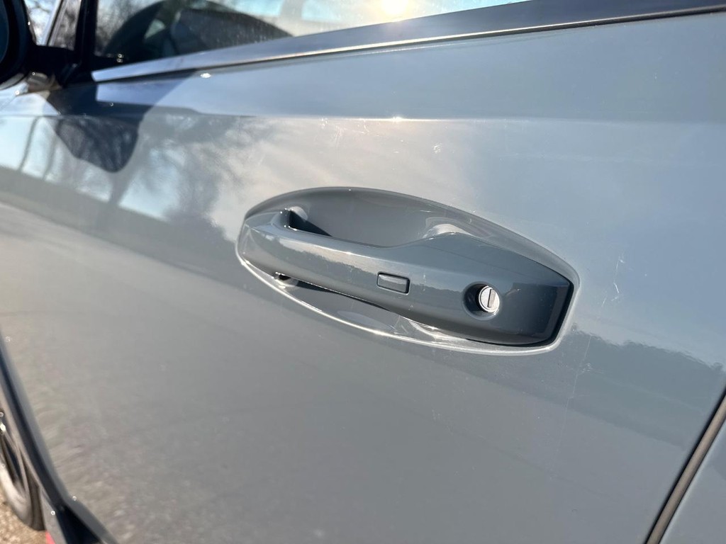 Nissan Armada Vehicle Full-screen Gallery Image 23